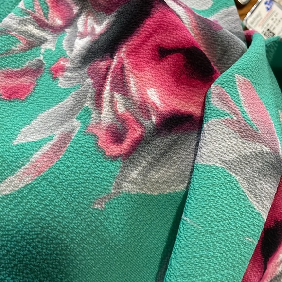 Wrap around floral dress size medium colorful warm weather vibe - Picture 7 of 8